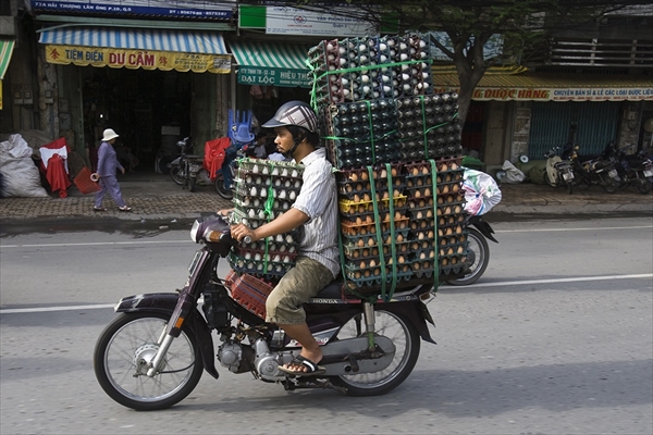 ちょっと積み過ぎじゃないですか？　タイで活躍中の原付バイク「カブ」の使われ方が想像の斜め上だった005